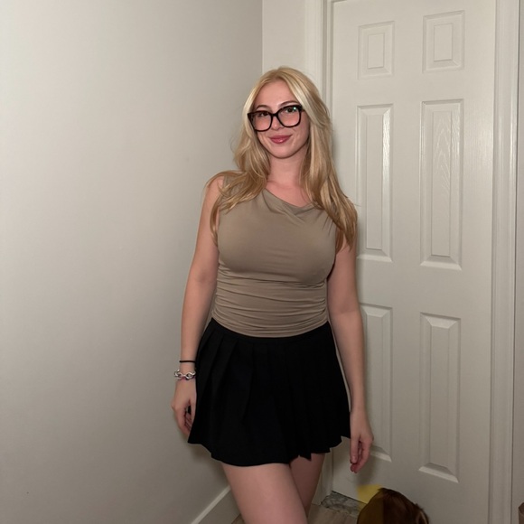 Meet your Posher, Analily - Picture 1 of 2